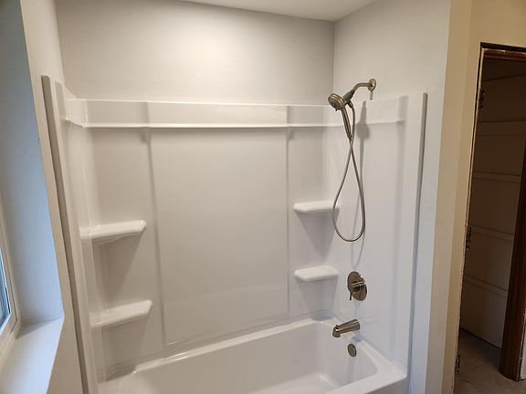 4th image of 2703 Ontario St