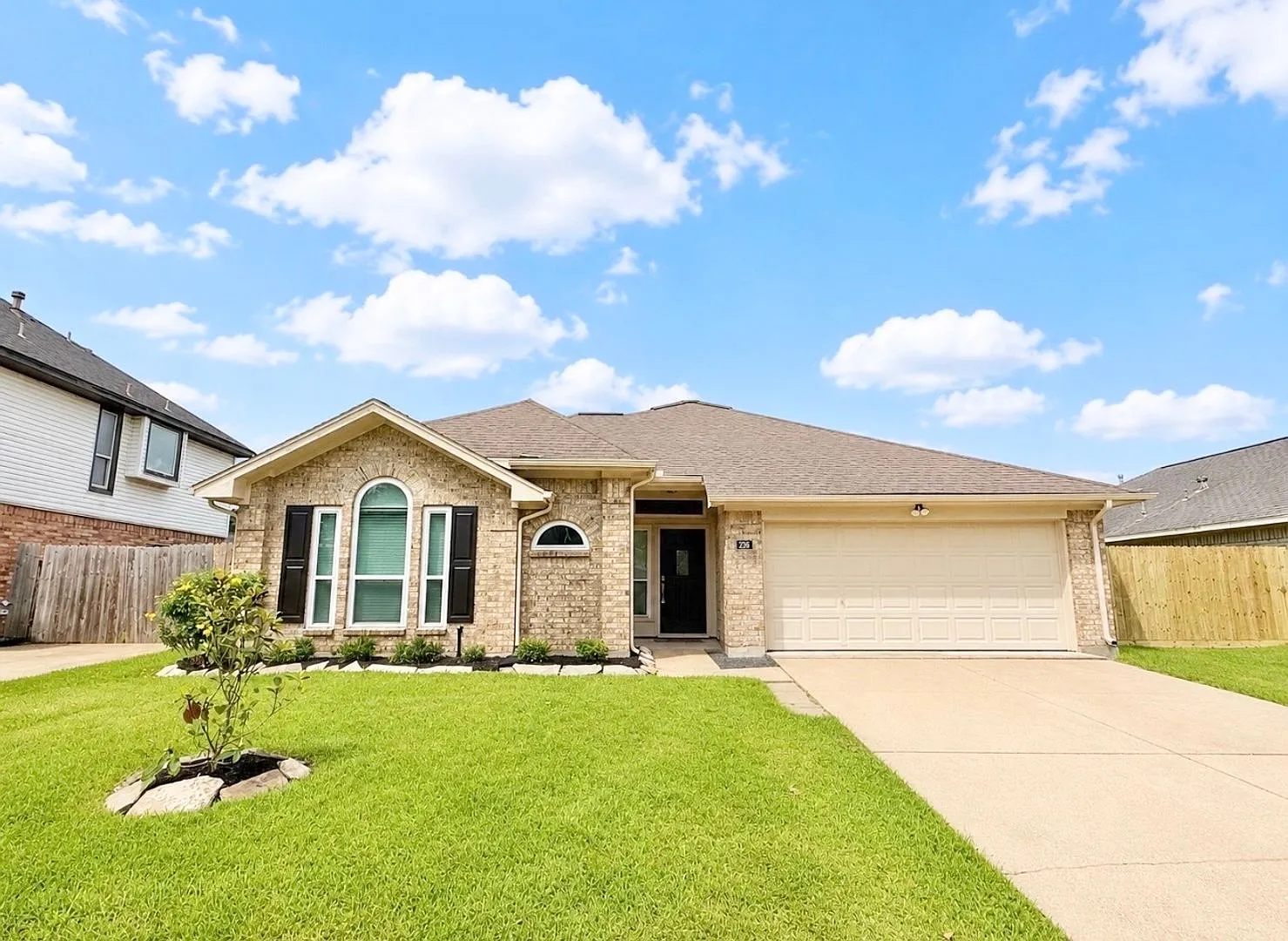 Beautifully Updated 3/2/2 in Plantation Village in Lake Jackson ! — Photo 1