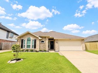 236 Almond Dr, Lake Jackson, TX 77566
