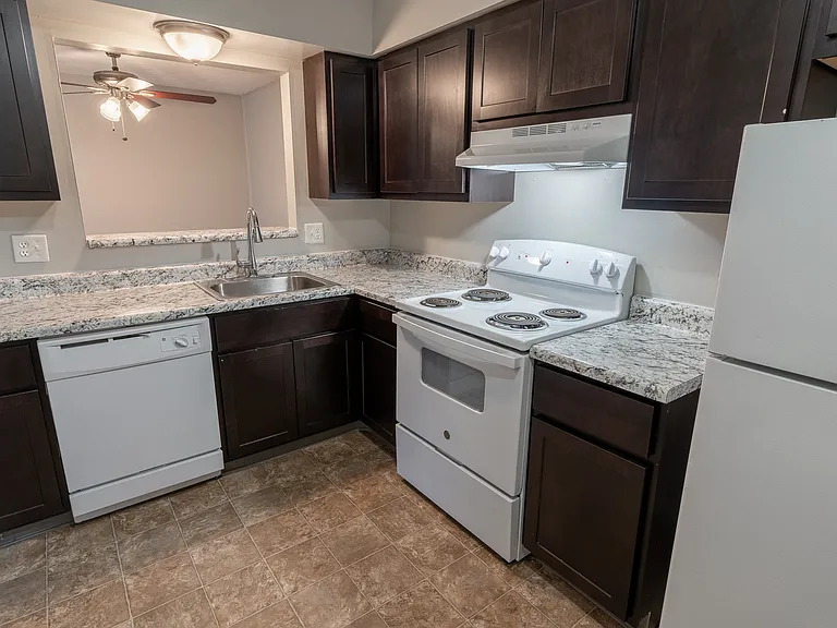 Camelot East Apartments — Photo 58