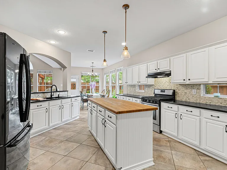 1475 Applewood Dr — Photo 2