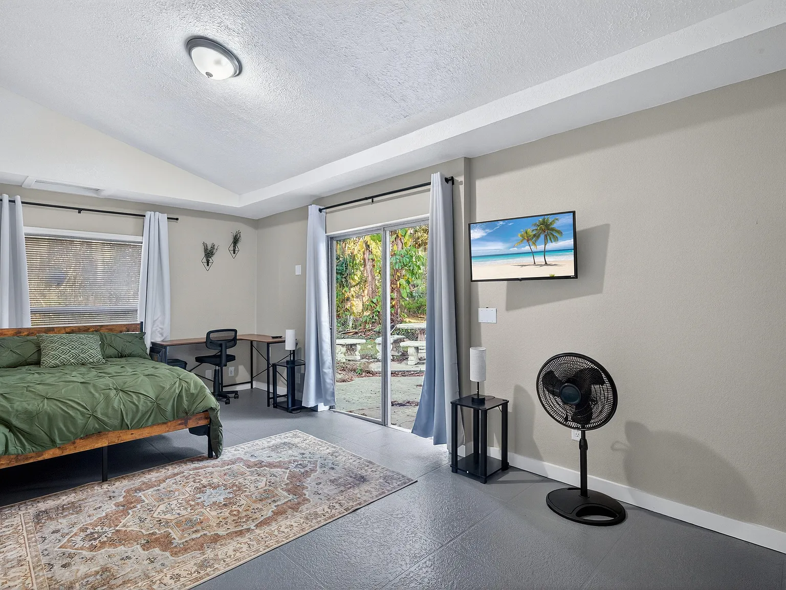 4 bed, 2.0 bath, 2084 sqft, $806 — Photo 2