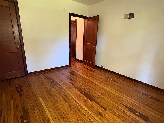 5th image of 425 3rd Ave SE