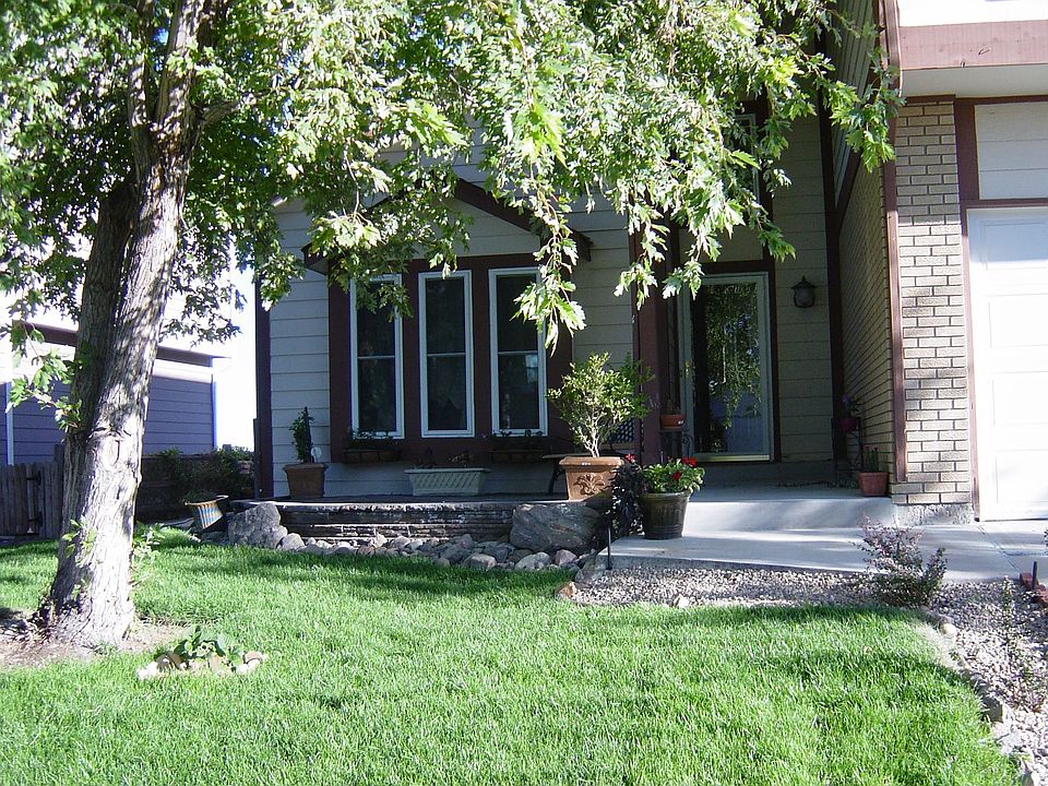 Fully landscaped yard w/sprinkler system