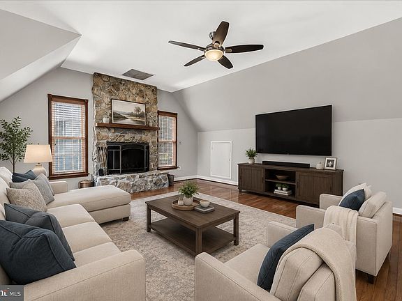 3rd image of 11201 Yardley Ct