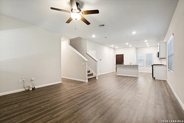 4 bed, 2.5 bath, 2021 sqft, $1,900 — Photo 3