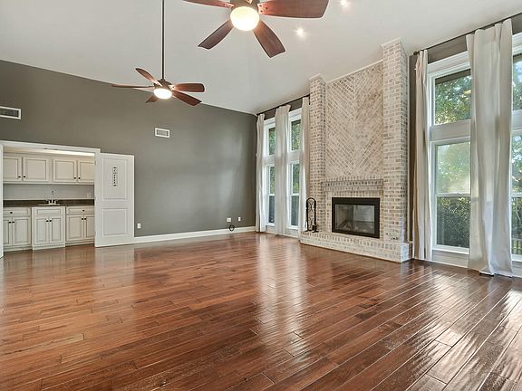 5th image of 449 Walda Dr