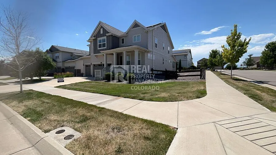 Spacious Erie home with solar and 3-car garage — Photo 2