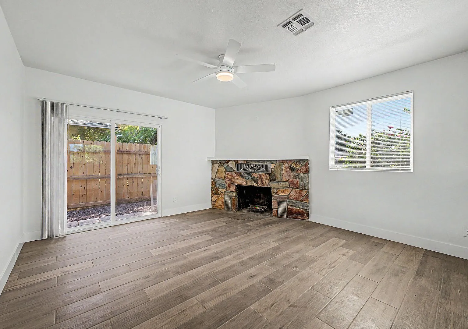 La Jolla Villas — Photo 2
