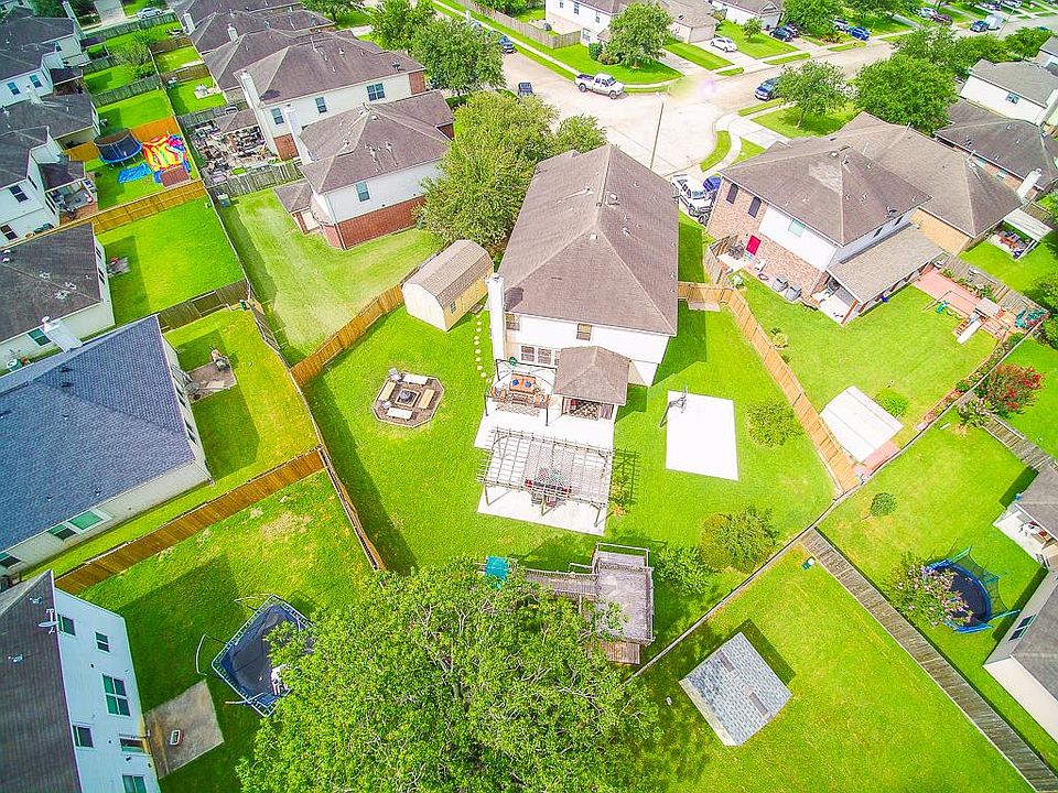 1st image of 302 Fallen Oak Ln