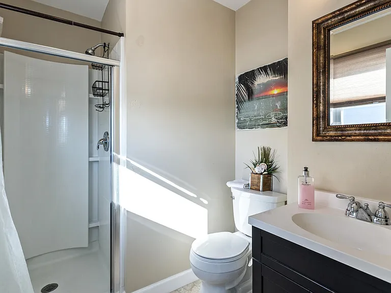 606 W Beach Ave — Photo 6