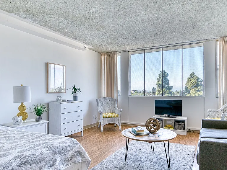 Bay Towers at Bixby Knolls - 55+ Active Adult Apartments — Photo 7
