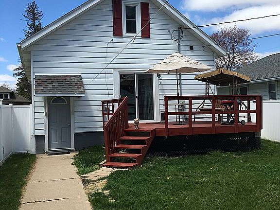 Back deck and fenced in yard