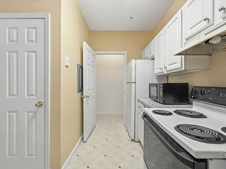 1202 Walden Park Dr — Photo 11