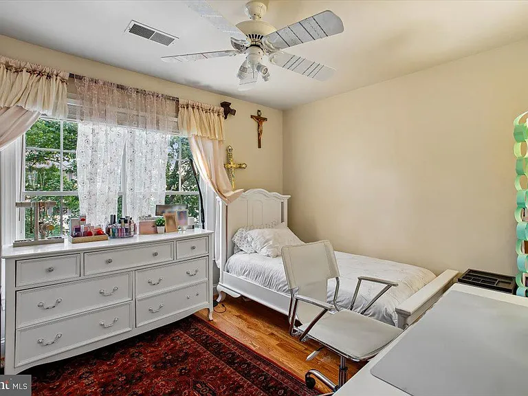 1309 McLean Crest Ct — Photo 32