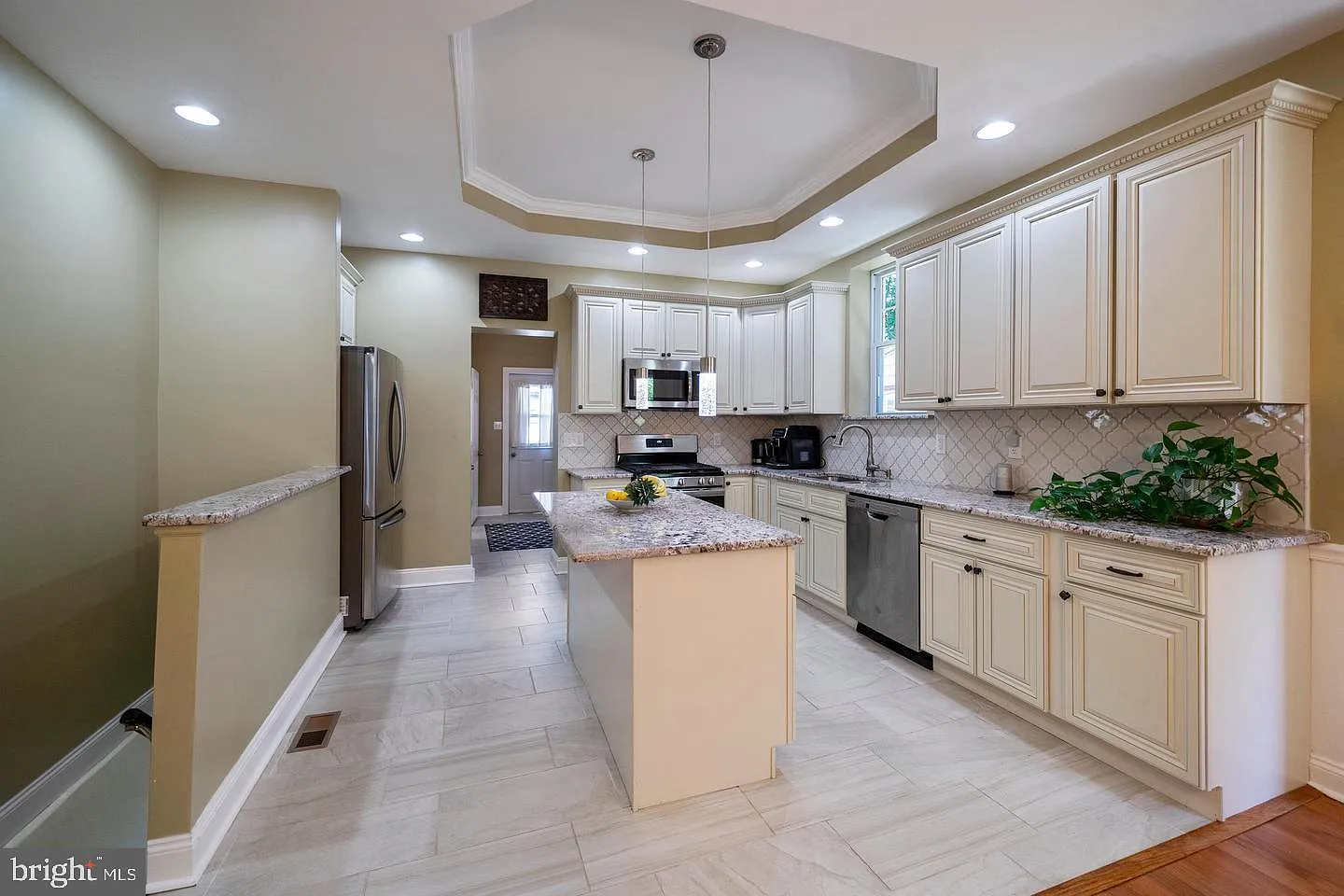 5 bed, 3.5 bath, 2838 sqft, $3,200 — Photo 4