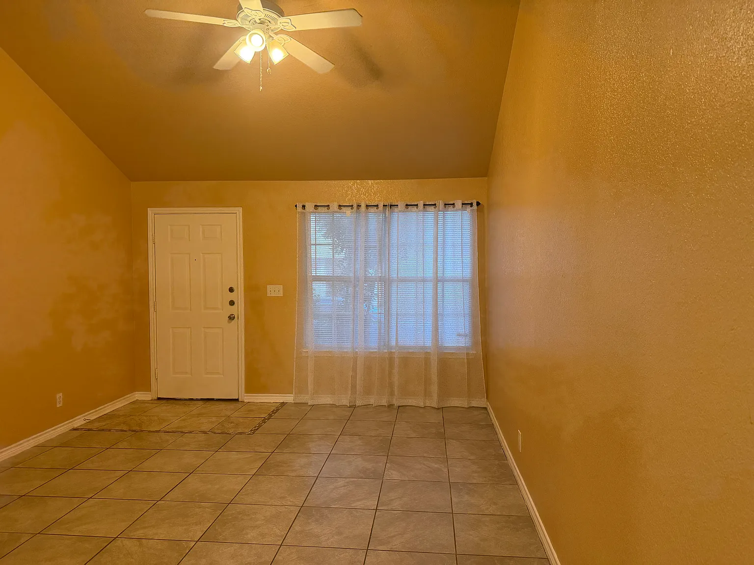 3 bed, 938 sqft, $1,495 — Photo 2