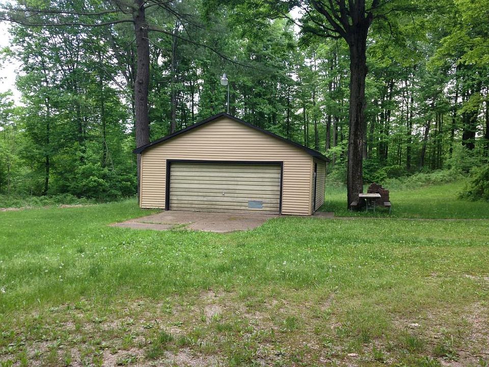 2nd image of 22477 11 Mile Rd