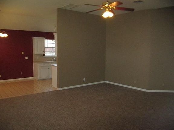 3rd image of 2708 Redwood Ln