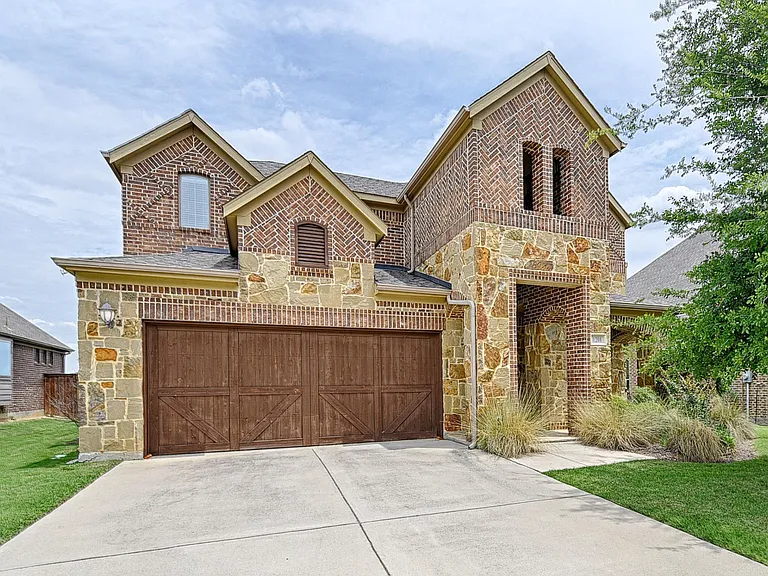 1208 Uplands Dr — Photo 1