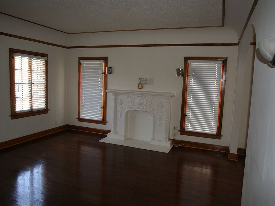 832DetroitLivingroom