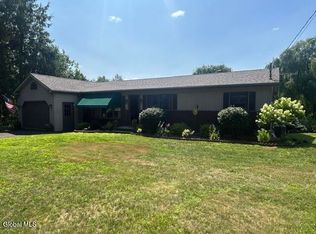 25 Pineview Pl, Melrose, NY 12121