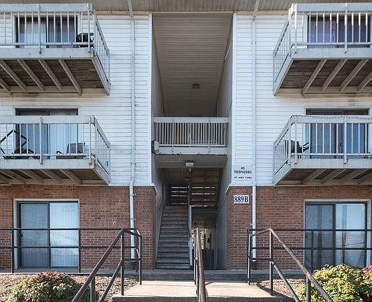 3rd image of 889 Short St