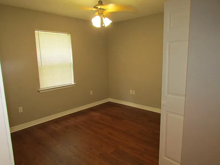 Royal Oaks Apts — Photo 8