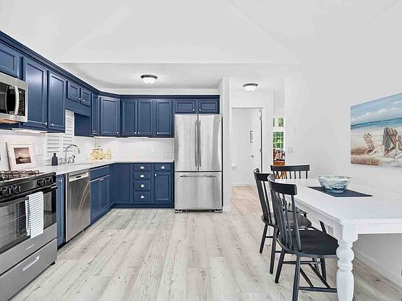 3rd image of 16 Gold Leaf Ln #16