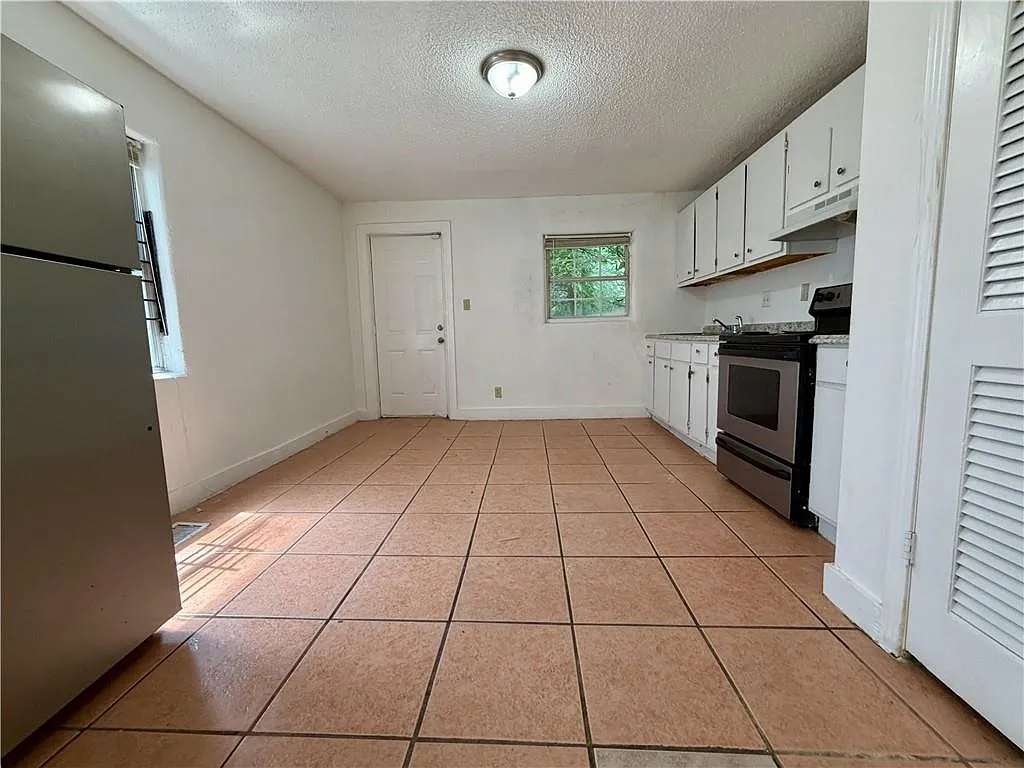 2 bed, 1.0 bath, 2128 sqft, $1,095 — Photo 3