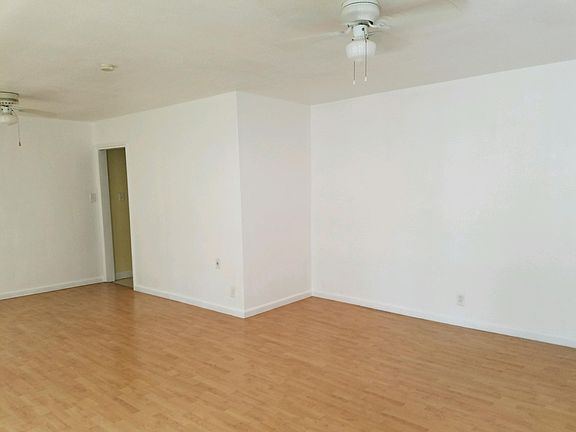 3rd image of 1735 W Yale Ave