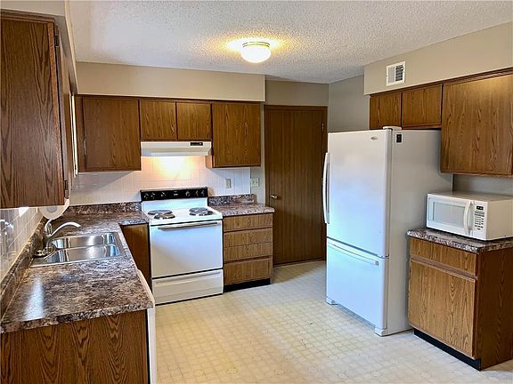 3rd image of 807 SE 19th St