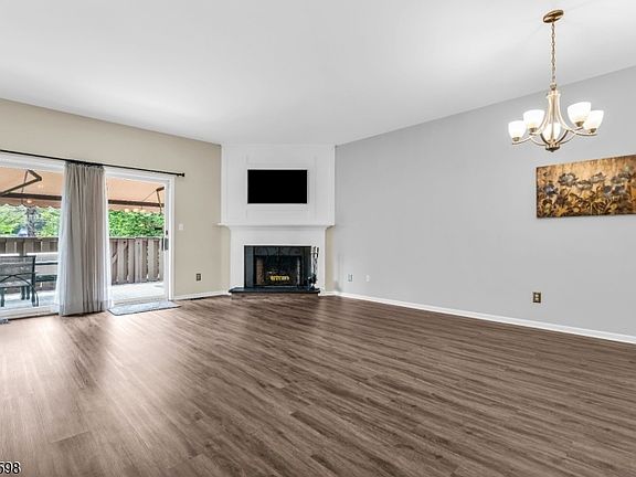 5th image of 154 Leeds Ct #154