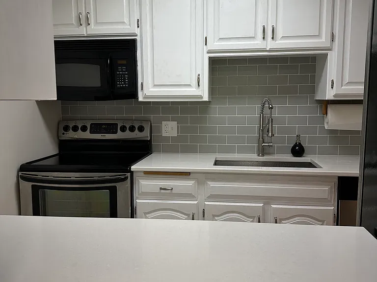 35 Nathan Ln N #121 — Photo 4