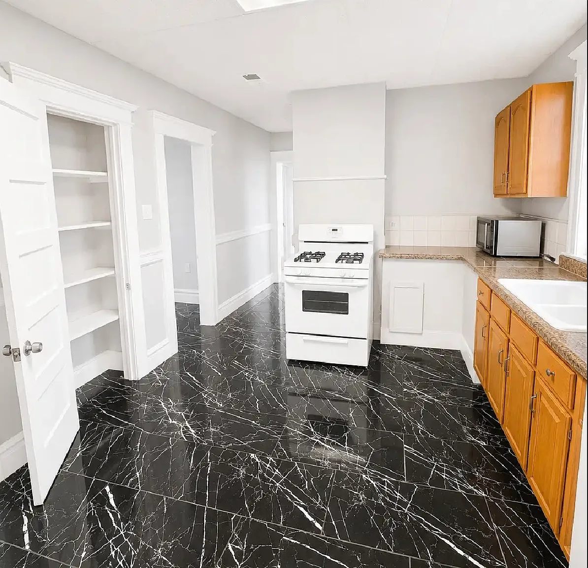 3 bed, 1000 sqft, $2,075 — Photo 2