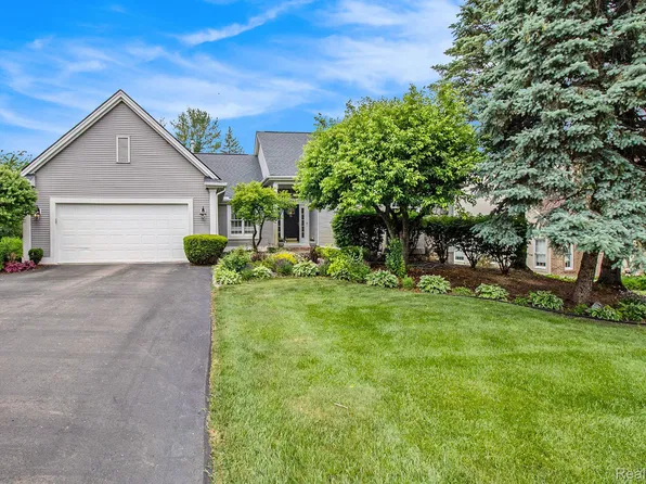 16040 Silverwood Dr, Fenton, MI 48430