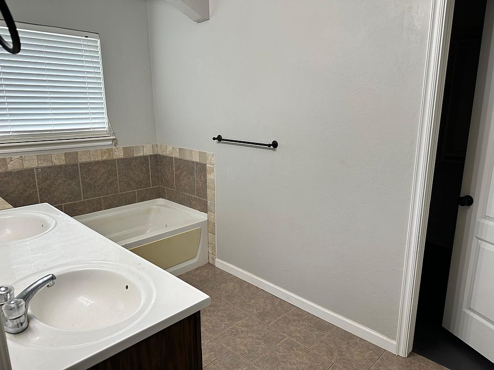 1st image of 700 E Linden Ln