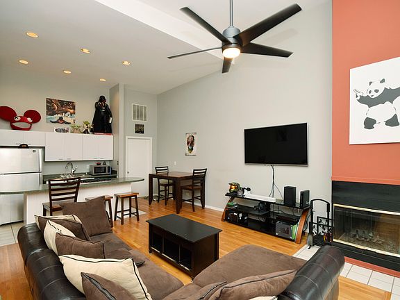 4th image of 1760 W Wrightwood Ave APT 315