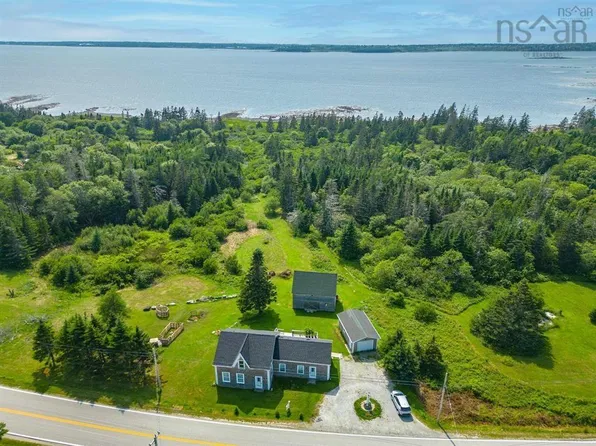 1663 Highway 3, East Pubnico, NS B0W 2A0