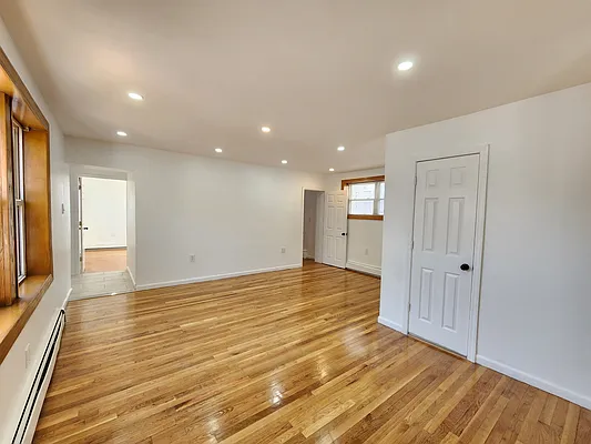 Rented by Astoria Realty | media 15