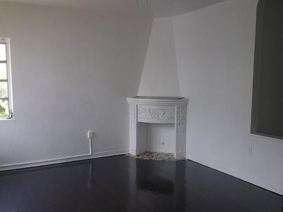 3rd image of 716 15th St APT 6