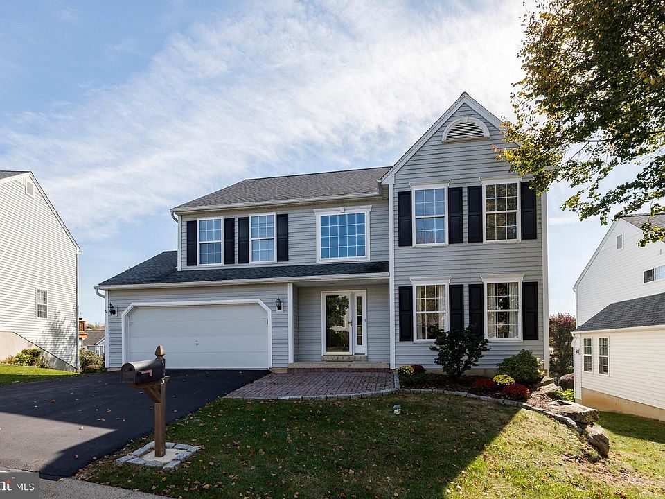 1st image of 423 Carpenters Cove Ln