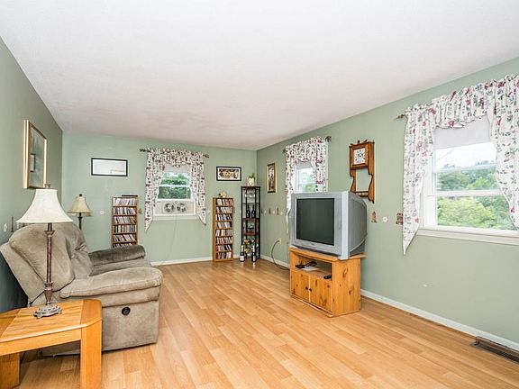 3rd image of 28 Hillcrest Ave
