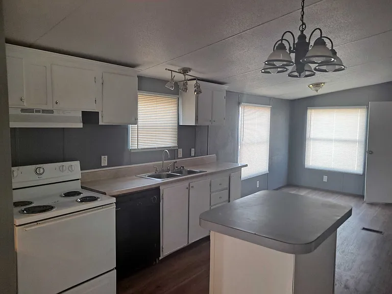 1010 E Crest Dr — Photo 2