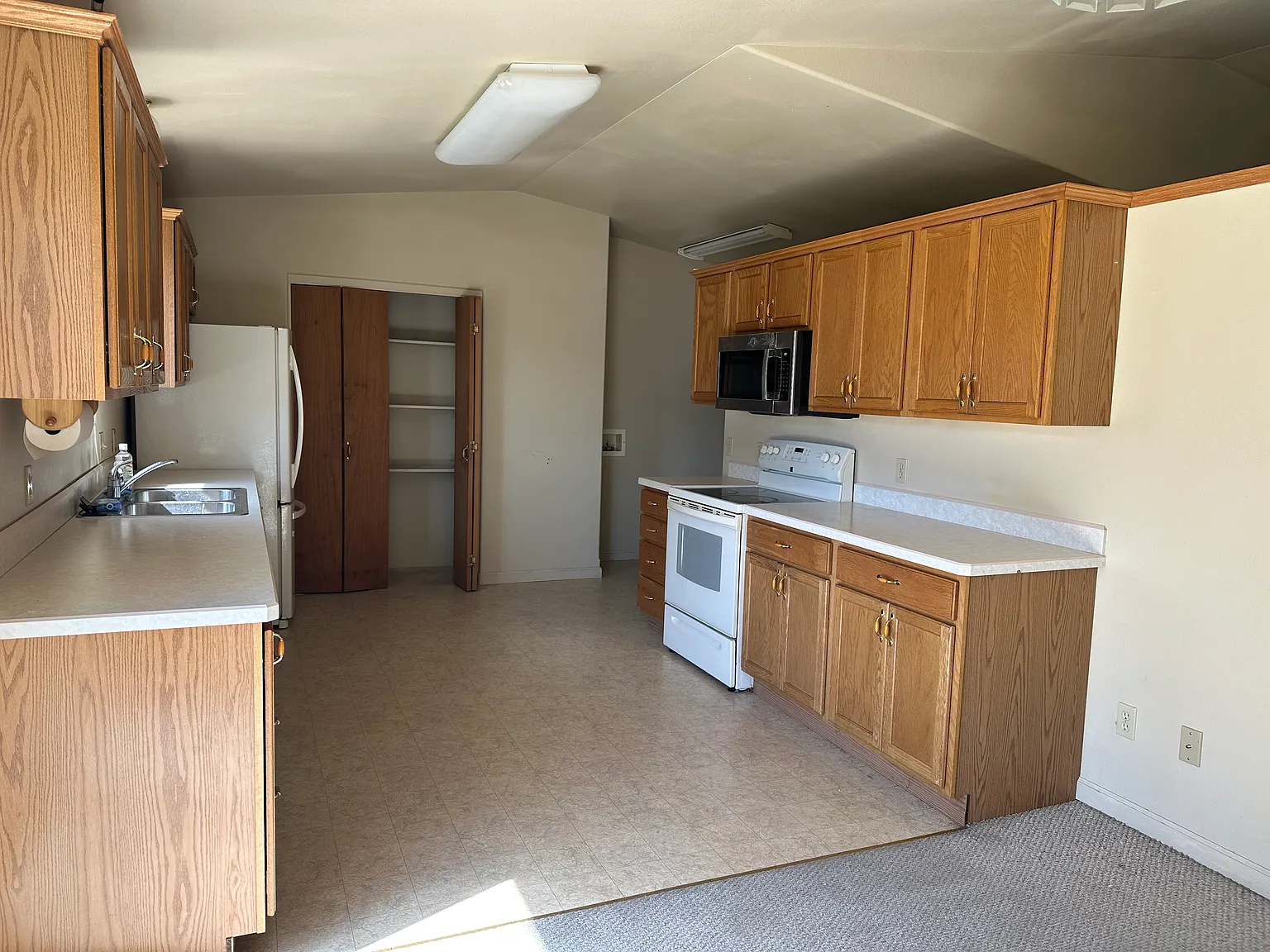 3 bed, 2000 sqft, $2,075 — Photo 4