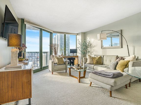 3rd image of 111 W Maple St APT 1809