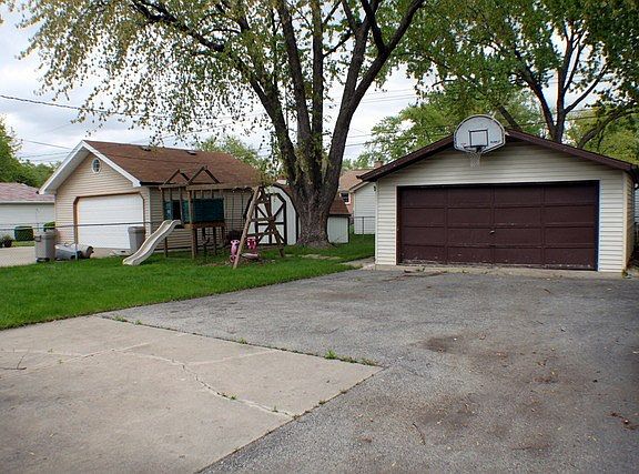 3rd image of 8941 S Sproat Ave
