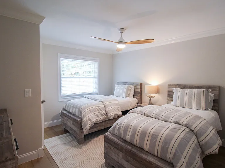 691 Russell St — Photo 15