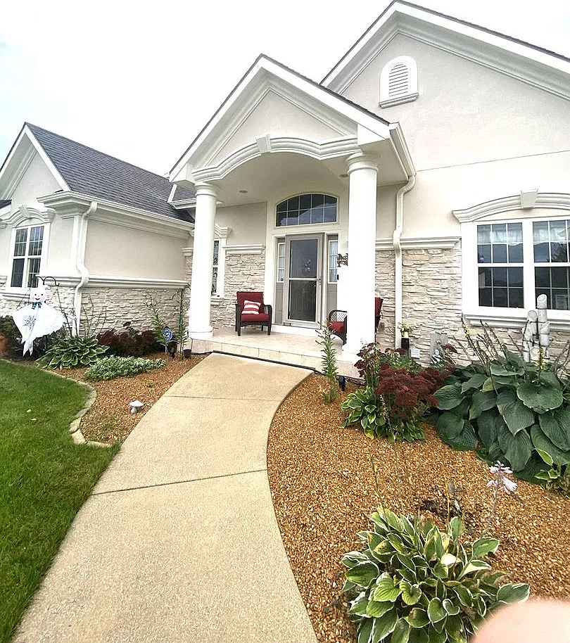 4 bedroom Franklin Single Family — Photo 2
