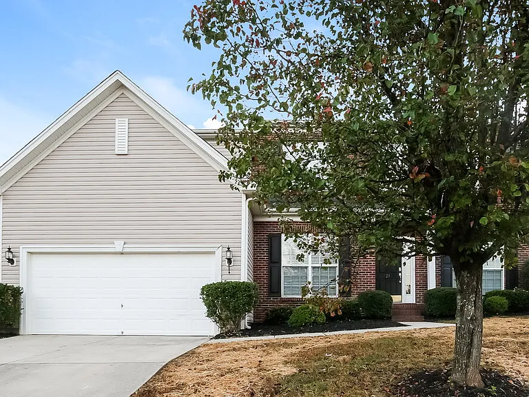 7215 Hathaway Ct — Photo 1